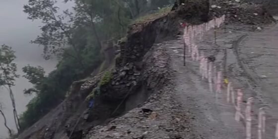 लगातार वर्षाले पृथ्वी राजमार्गमा पहिरो, कृष्णभीरसहित एक दर्जन ठाउँमा सडक अवरुद्ध