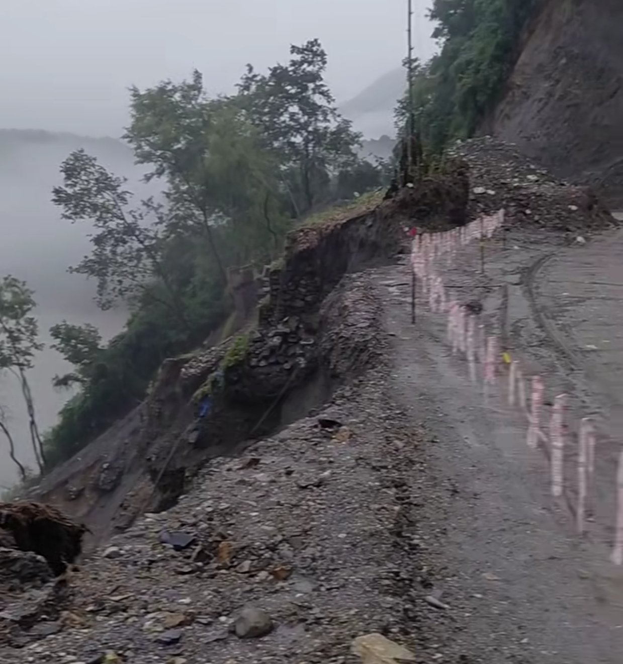 लगातार वर्षाले पृथ्वी राजमार्गमा पहिरो, कृष्णभीरसहित एक दर्जन ठाउँमा सडक अवरुद्ध