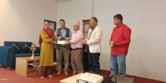 भोटेकोशी बाढी प्रभावित विद्यार्थीको शैक्षिक निरन्तरताका लागि आर्थिक सहयोग