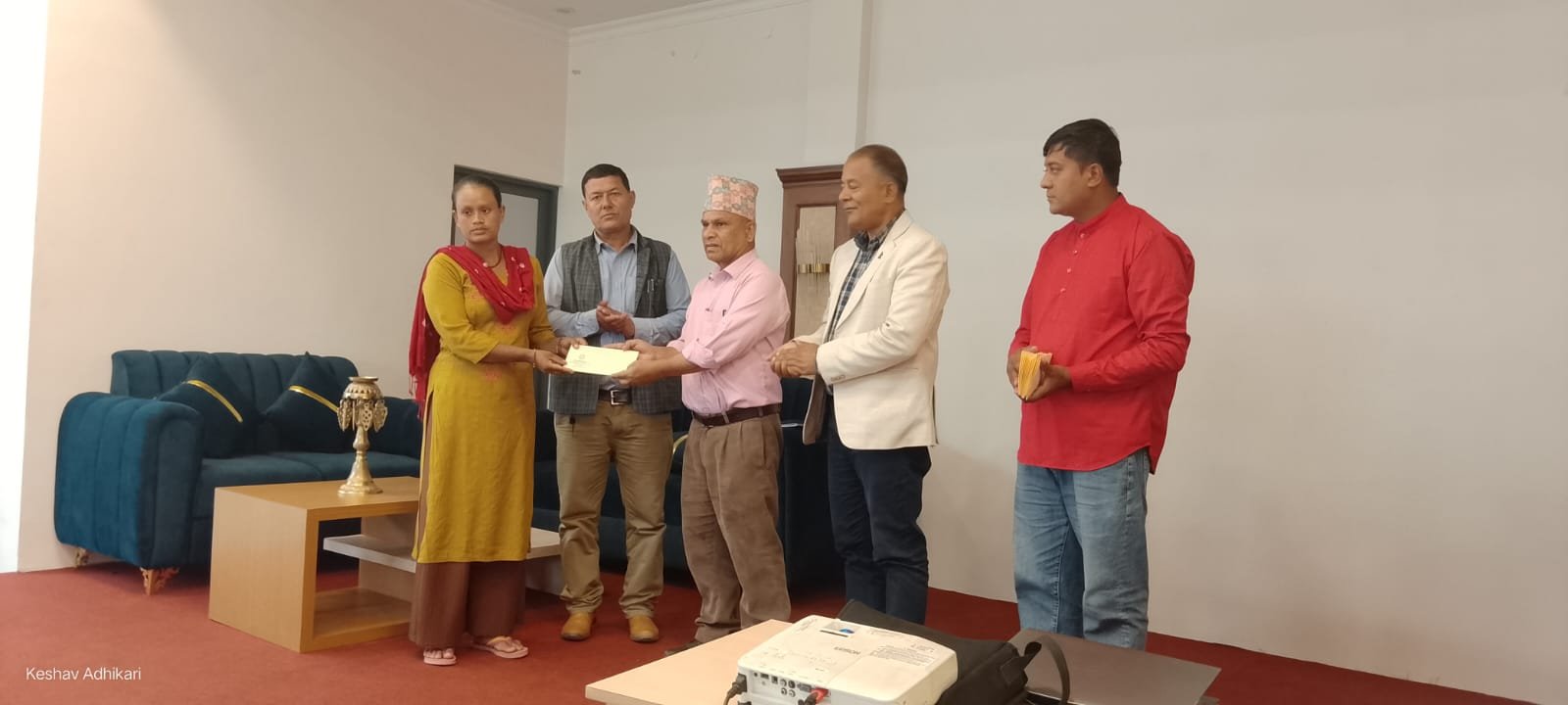 भोटेकोशी बाढी प्रभावित विद्यार्थीको शैक्षिक निरन्तरताका लागि आर्थिक सहयोग