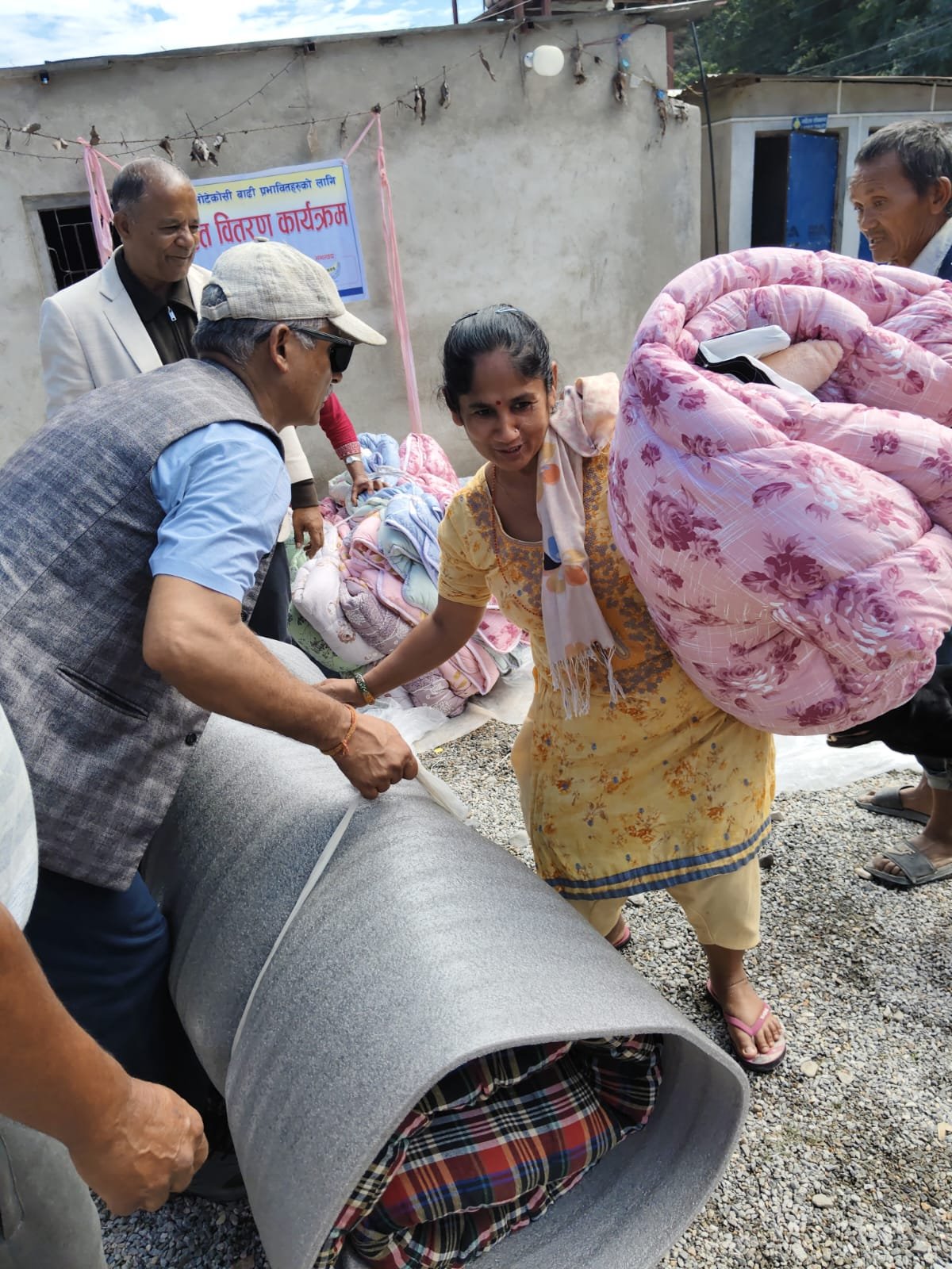 गल्छीका बाढी प्रभावित ६० परिवारलाई राहत, ५२ बालबालिकालाई न्यानो कपडा वितरण