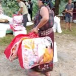 बुढीगण्डकी बाढीका कारण विस्थापित भएर होल्डिङ सेन्टरमा बसेका ६५ परिवारलाई राहत वितरण