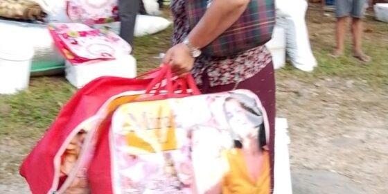 बुढीगण्डकी बाढीका कारण विस्थापित भएर होल्डिङ सेन्टरमा बसेका ६५ परिवारलाई राहत वितरण