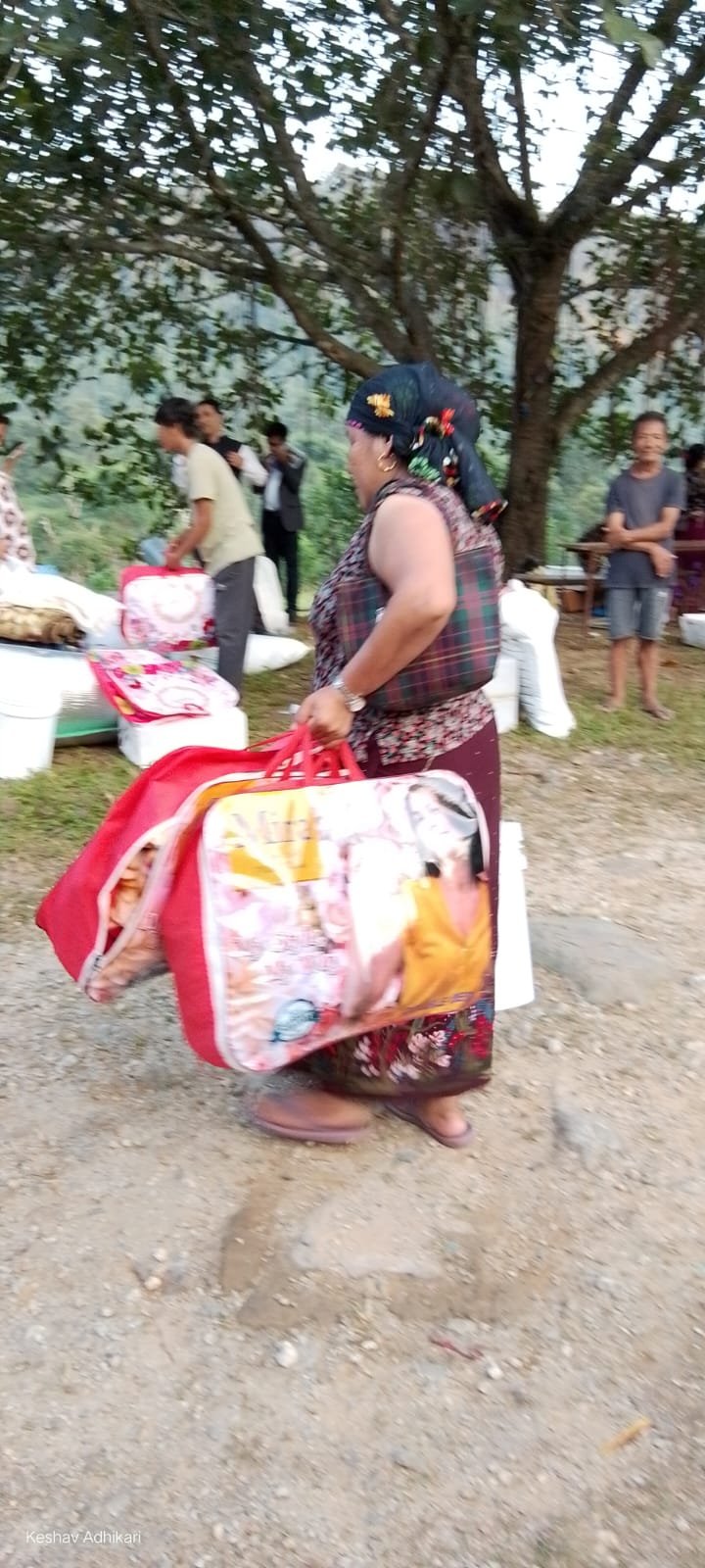 बुढीगण्डकी बाढीका कारण विस्थापित भएर होल्डिङ सेन्टरमा बसेका ६५ परिवारलाई राहत वितरण