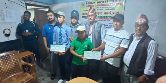 बाढीमा बाबुआमा गुमाएका दुई बालकलाई छात्रवृत्ति  रकम हस्तान्तरण