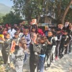 बाढीले भत्काएकाे बुद्धिविकास आविका ११५ विद्यार्थीलाई न्यानाे कपडा र स्टेसनरी वितरण