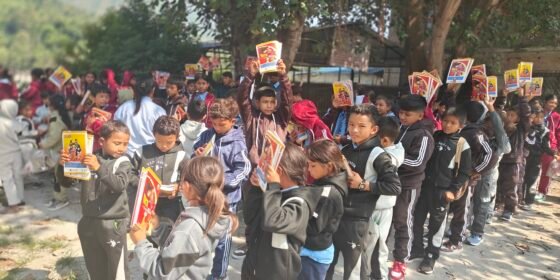 बाढीले भत्काएकाे बुद्धिविकास आविका ११५ विद्यार्थीलाई न्यानाे कपडा र स्टेसनरी वितरण