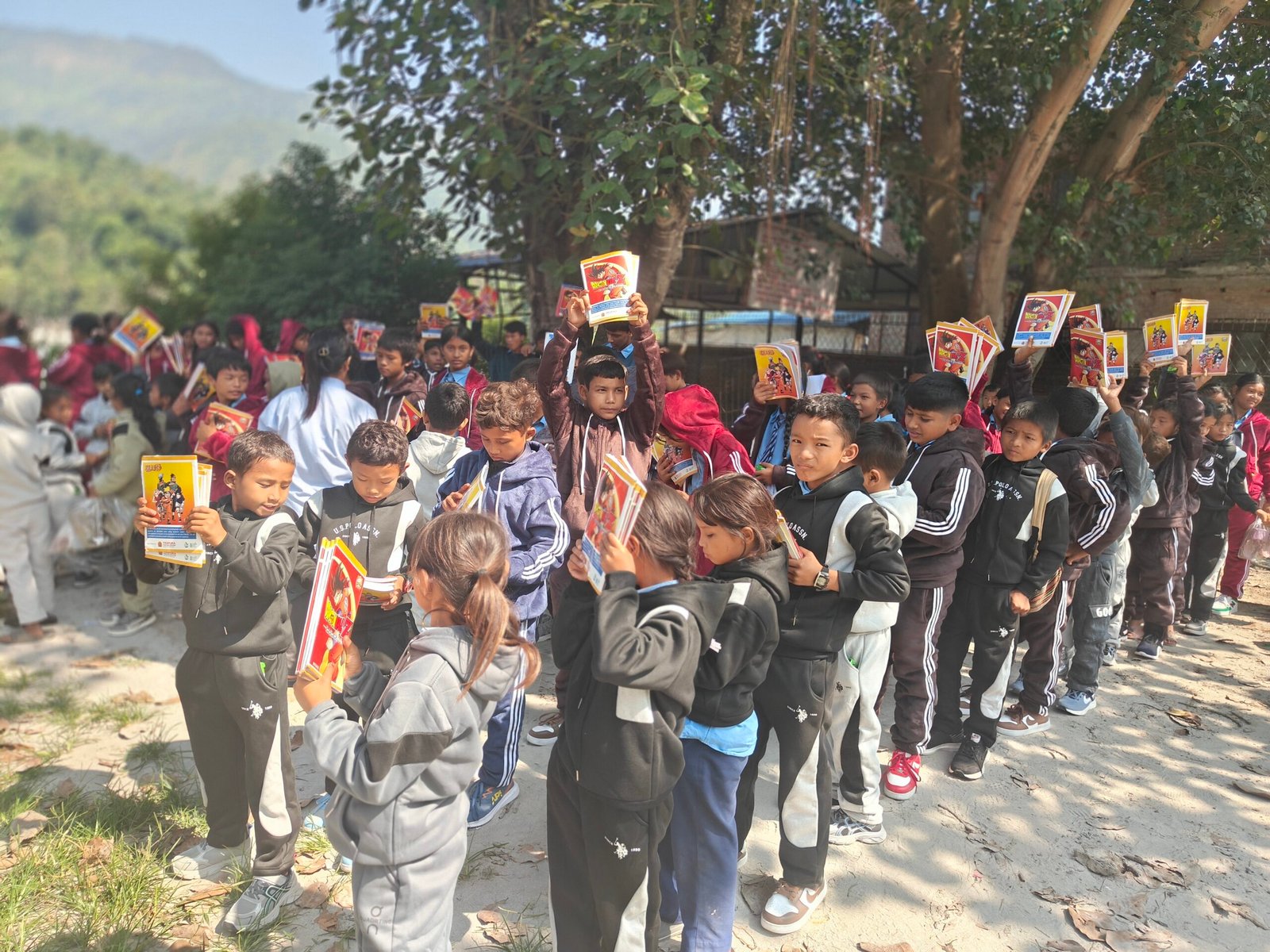 बाढीले भत्काएकाे बुद्धिविकास आविका ११५ विद्यार्थीलाई न्यानाे कपडा र स्टेसनरी वितरण