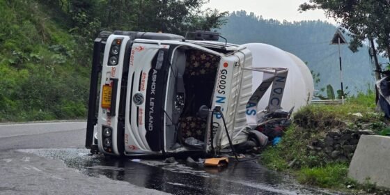 ग्यास बुलेट चुहिएपछि मछेडीखाेला क्षेत्रकाे एक किलोमिटर बस्ती खाली गराइयाे