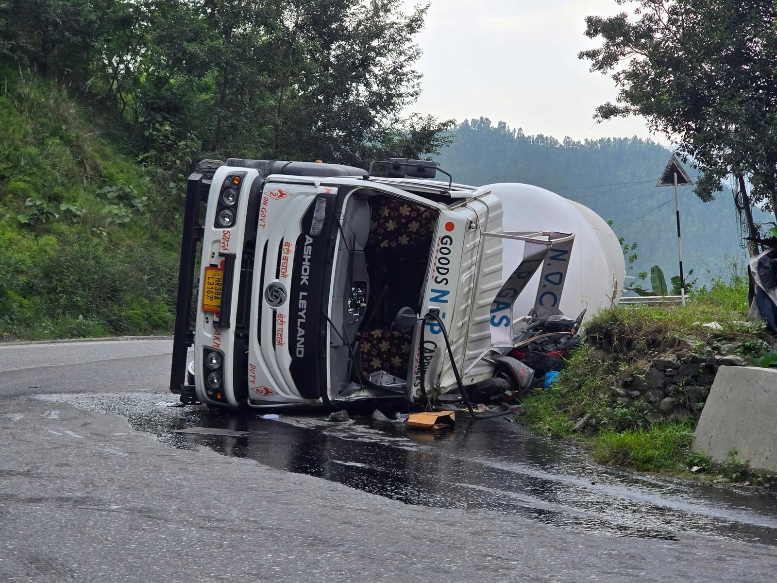 ग्यास बुलेट चुहिएपछि मछेडीखाेला क्षेत्रकाे एक किलोमिटर बस्ती खाली गराइयाे