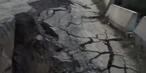 गलौँदीमा पृथ्वीराजमार्गको ठूलो हिस्सा भासियो, दसैँमा घर फर्किने यात्रु अलपत्र