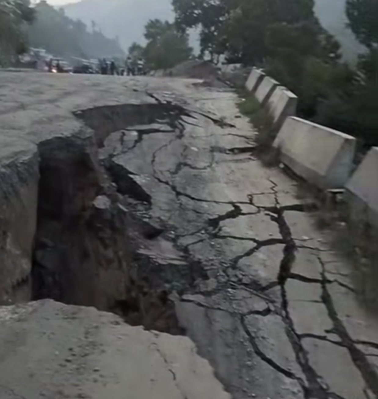 गलौँदीमा पृथ्वीराजमार्गको ठूलो हिस्सा भासियो, दसैँमा घर फर्किने यात्रु अलपत्र