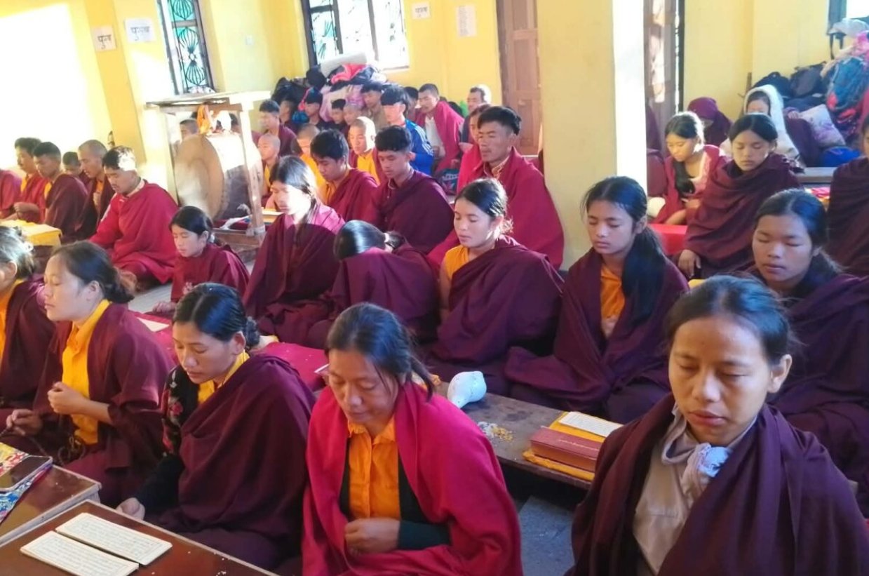 धुसेनीकाे बाैद्ध गुम्बामा ६६ जनाकाे माैन ब्रत